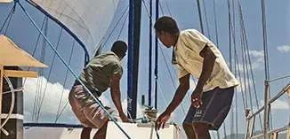 Hosting sails (photo: Remy Ravon)