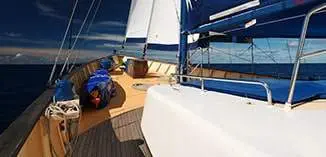Sailing towards Praslin (photo: Lionel Baizeau)